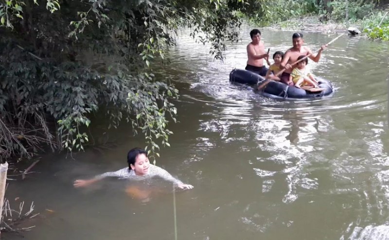 Ngủ mơ thấy bản thân đang bơi giữa sông